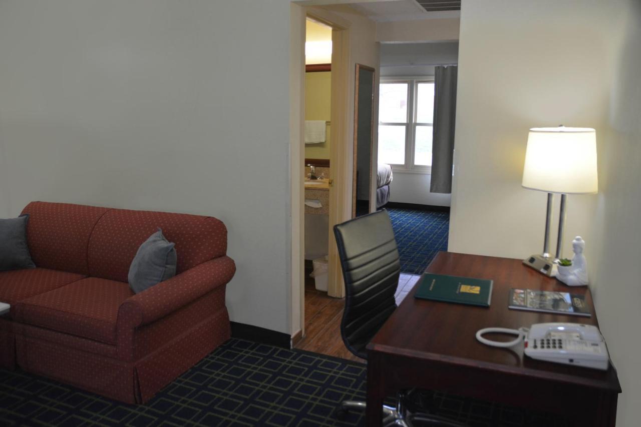 Quality Inn & Suites Dublin Bagian luar foto