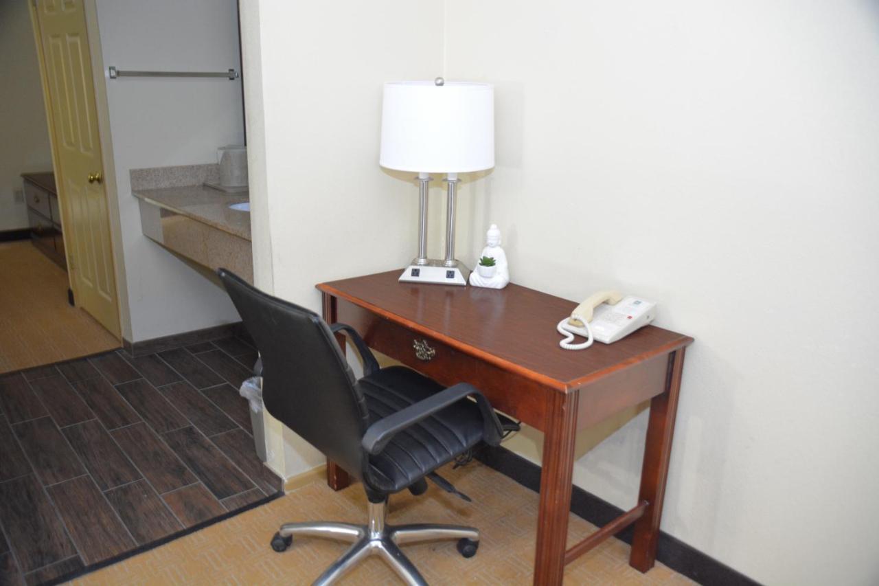Quality Inn & Suites Dublin Bagian luar foto