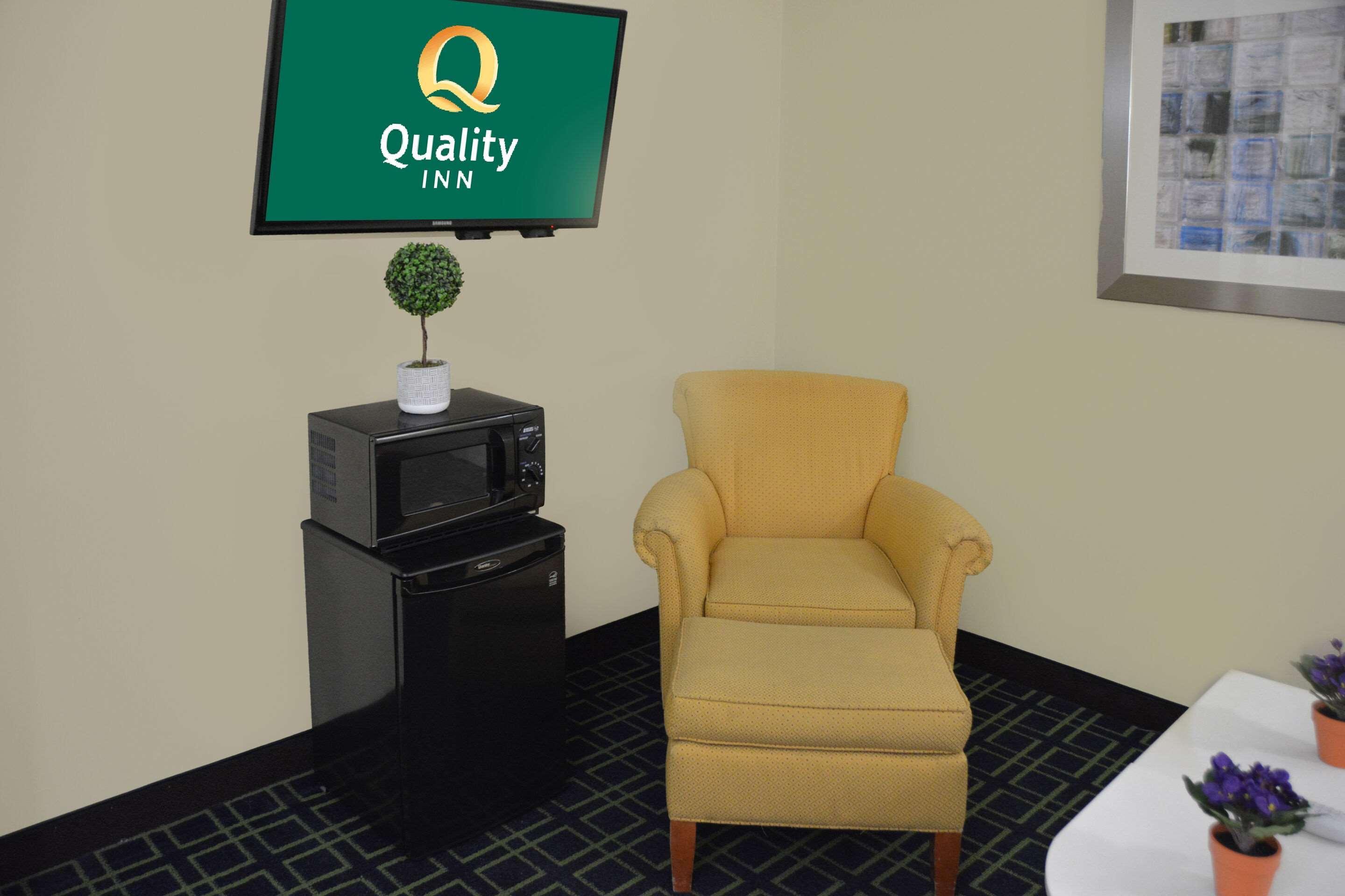 Quality Inn & Suites Dublin Bagian luar foto