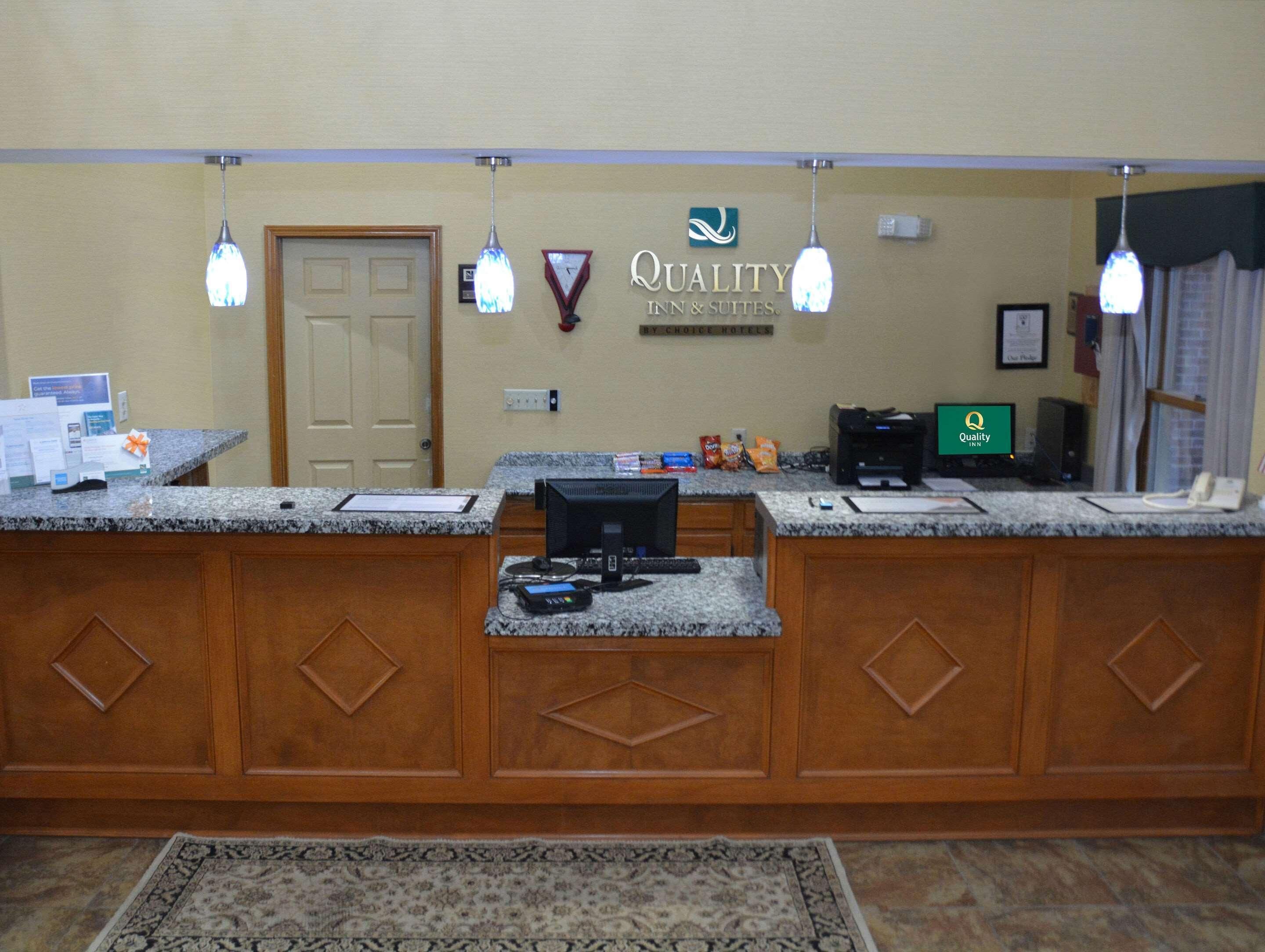 Quality Inn & Suites Dublin Bagian luar foto