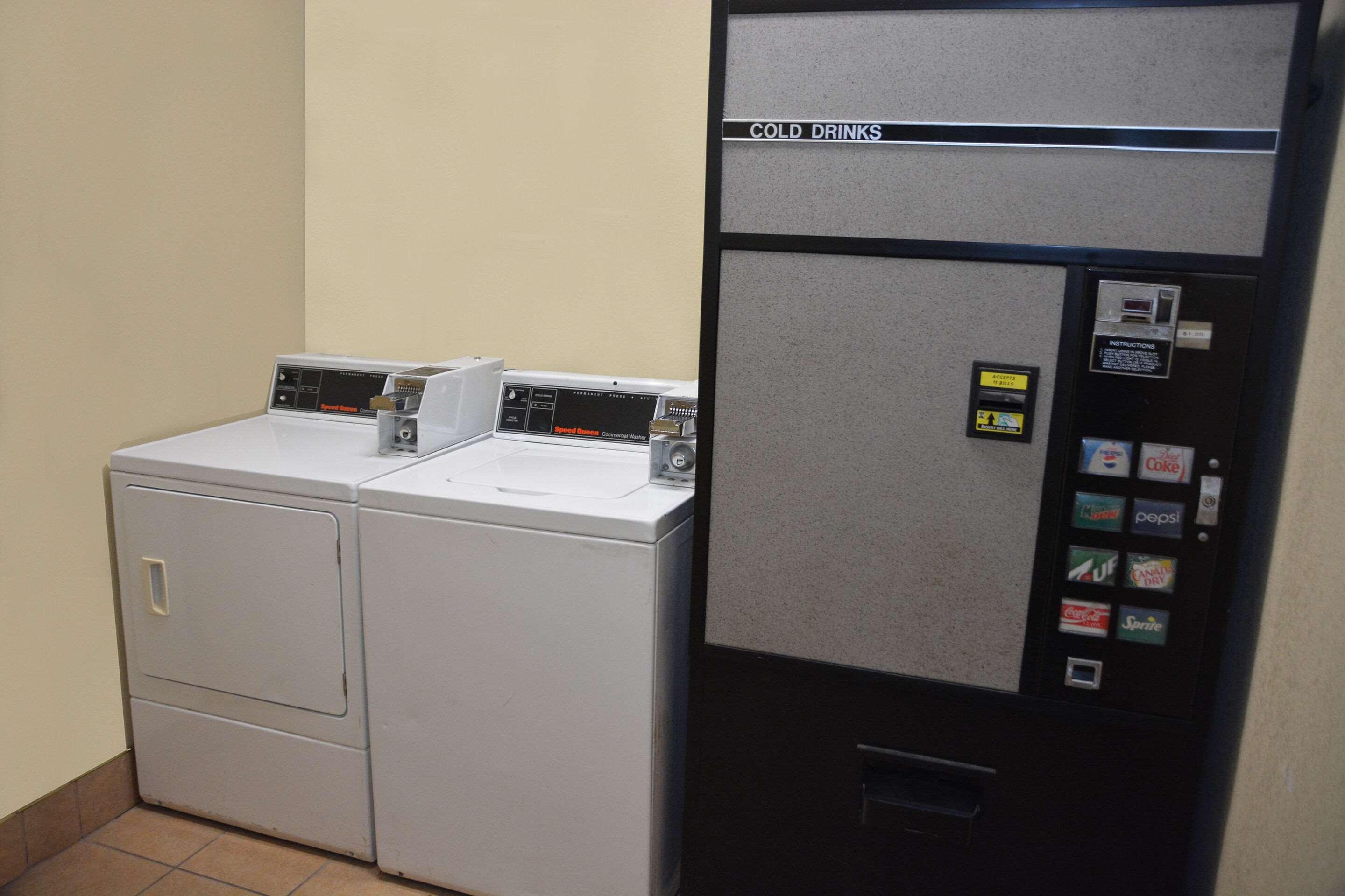 Quality Inn & Suites Dublin Bagian luar foto