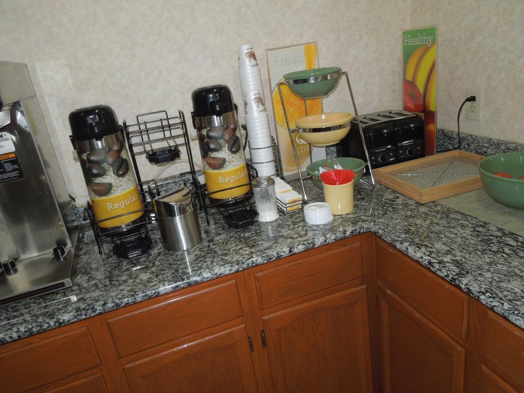 Quality Inn & Suites Dublin Bagian luar foto