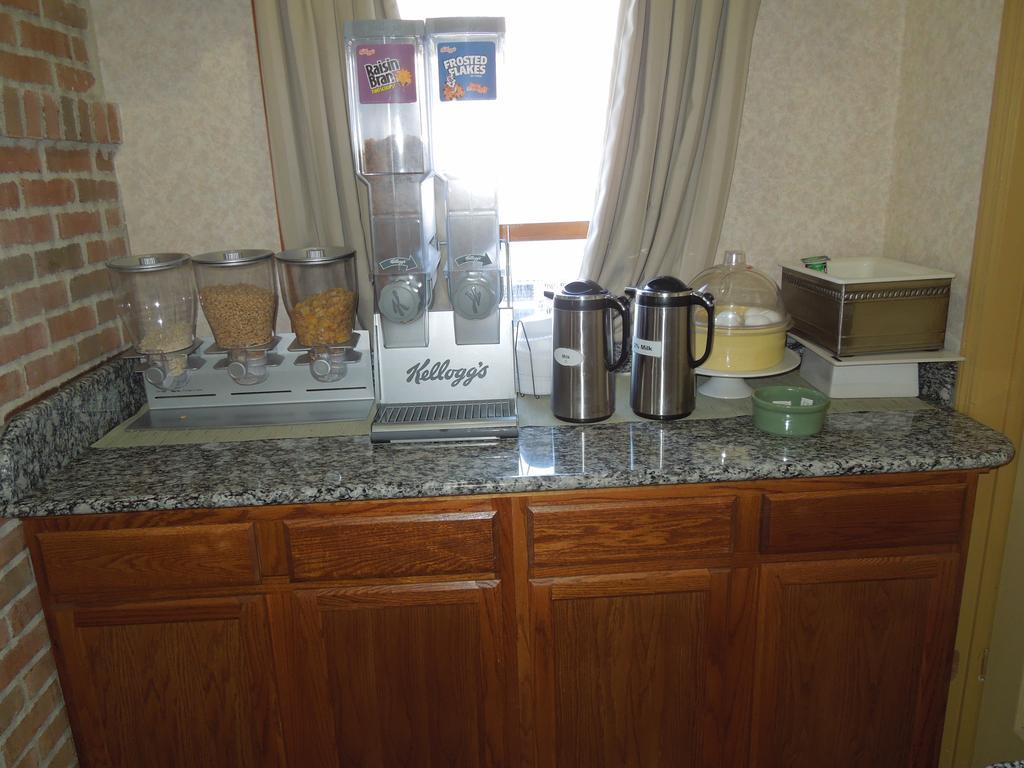Quality Inn & Suites Dublin Bagian luar foto